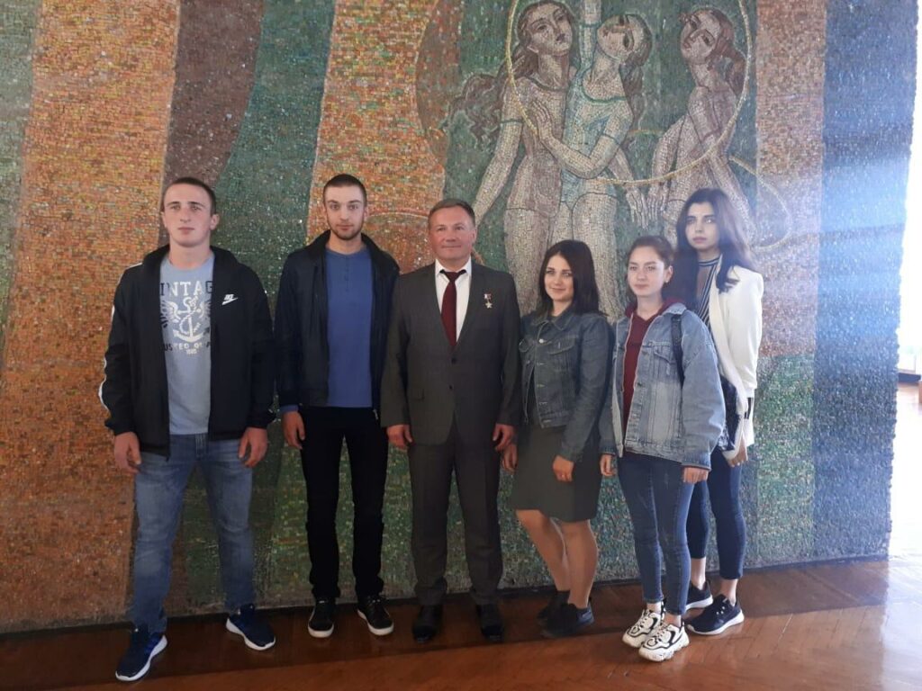 Космонавт Юрий Лончаков встретился со школьниками и студентами училищ Владикавказа
